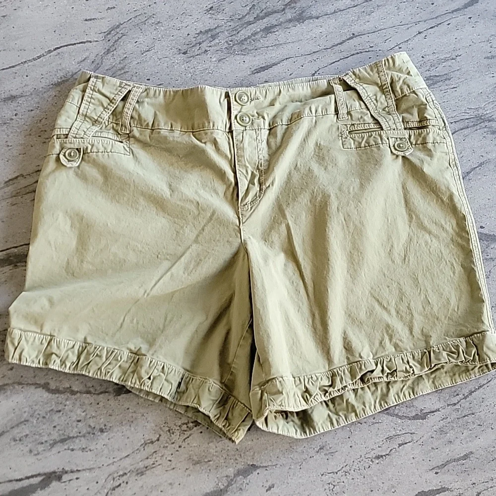 LANE BRYANT Shorts w/ Stylish Belt Loop Design Green size 16 - Picture 1 of 12